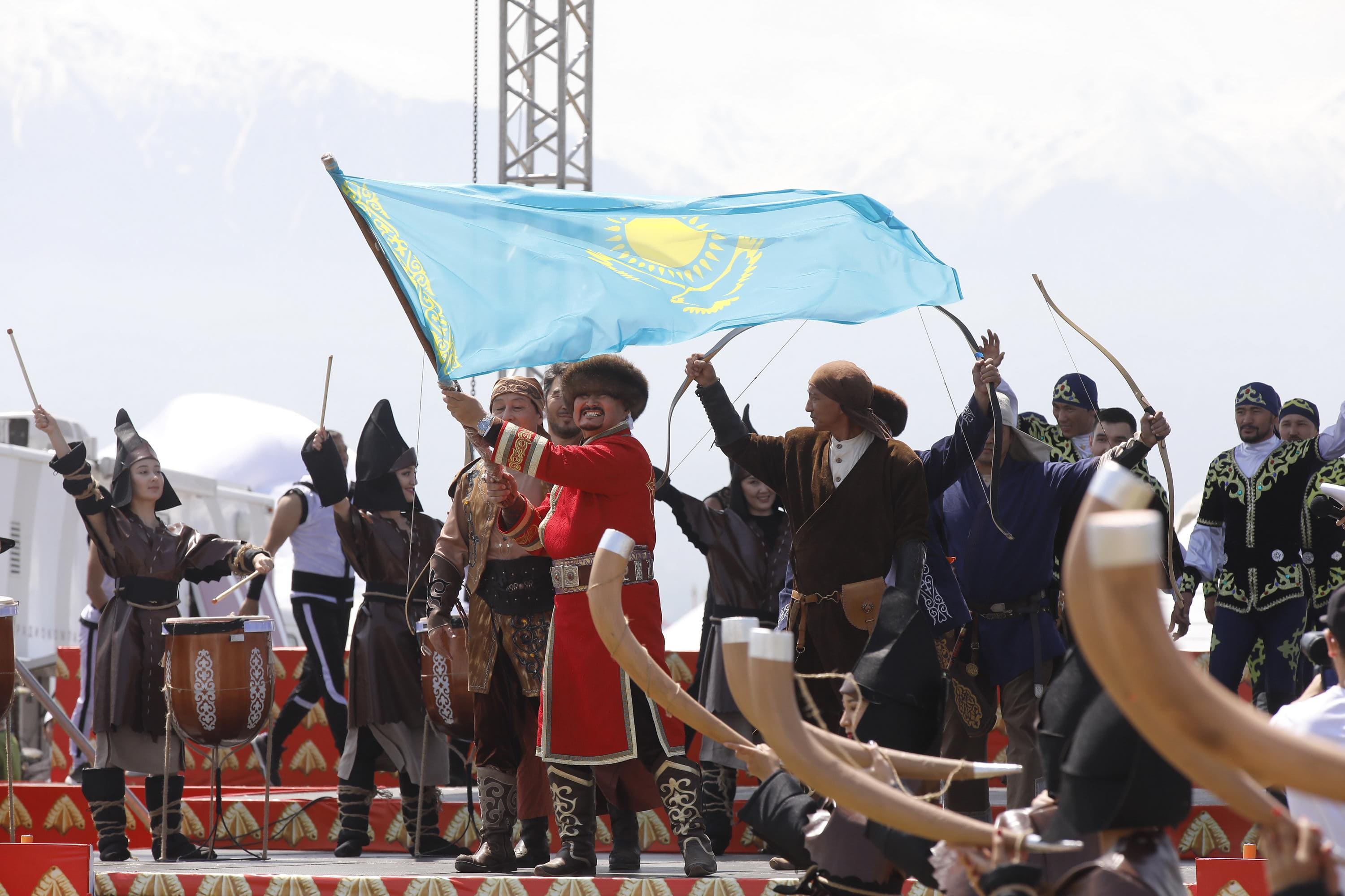Kazakhstanis with a flag. Alexandr Pavskiy